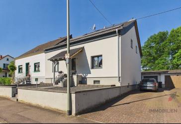 Moderne Doppelhaushälfte mit Photovoltaik-Anlage und Garten für die ganze Familie