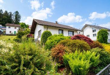 freistehendes Einfamilienhaus mit großzügigem Grundstück in ruhiger Wohnlage