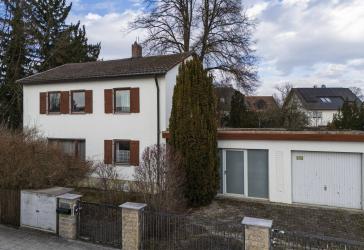 Attraktives Baugrundstück mit Altbestand und Pool in ruhiger Lage