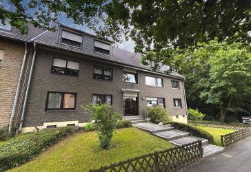 Leerstehende 3-Zimmer-Wohnung mit großem Wohnzimmer und Waldblick
