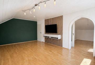 Großzügige Familienwohnung mit sonnigem Westbalkon, moderner Einbauküche und Stellplatz in Würzburg-Oberdürrbach