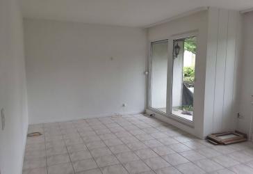 Geräumige und bezugsfertige 3 Zimmerwohnung mit Terrasse, kleinen Garten und Stellplatz.