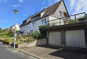 Vielseitig nutzbares Zweifamilienhaus mit Doppelgarage und großem Grundstück