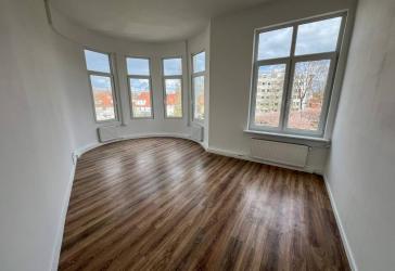 Traumhafte 4 Zimmer Wohnung mit Durchgangszimmer und großem Balkon am Martin Donandt Platz
