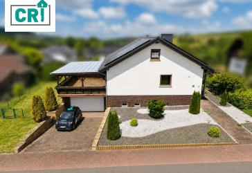 Zukunftsorientiert wohnen: Einfamilienhaus mit PV-Anlage und Nahwärme-Perspektive