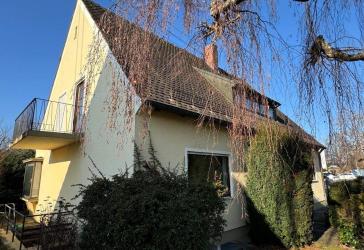 Renovierungsbedürftiges Ein- bis Zweifamilienhaus in hervorragender Lage in Friedberg-West