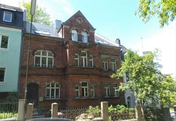 Kreuzbergviertel: Teilsaniertes Jugendstil-Mehrfamilienhaus mit weiterem Fertigstellungsbedarf und Baugenehmigung für große Balkone