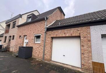 Charmantes, komplett verklinkertes Einfamilien Reihenhaus im Herzen von Frechen. Das Haus überzeugt durch eine große, lange Garage