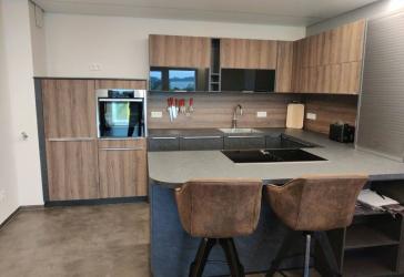 ***SCHICKES, MODERNES WOHNEN, EBK, Tiefgaragenplatz und Stellplatz***