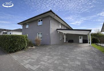 Modernes Zweifamilienhaus mit Carport, Terrasse und Garten