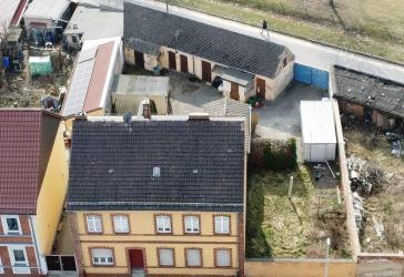 Kleines Mehrfamilienhaus mit 3 Einheiten, nahe dem Bahnhof und mit Ausbaupotential, 5,1 % Rendite
