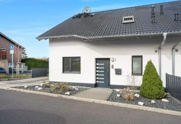 Neuwertige Doppelhaushälfte mit Garten, hochwertiger Ausstattung & traumhaftem Panoramablick