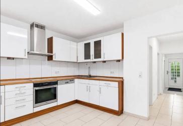Erdgeschosswohnung in freistehendem Einfamilienhaus mit Einliegerwohnung – großzügiges Wohnen mit Garten
