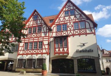 Haus mit Penthouse und Gewerbeeinheiten