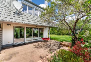 moderne Doppelhaushälfte in Mönchweiler, sonnige Terrasse, Garten, Garage