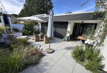 Großzügiges Split-Level-Haus in Bungalowbauweise mit Atrium