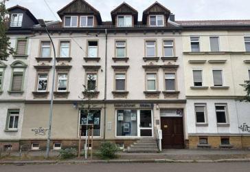 Mehrfamilienhaus mit großem Hinterhaus und zwei Garagen