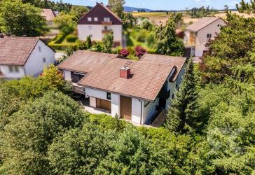 Exklusive Architektenvilla mit privater Schwimmhalle, Marmorböden und eindrucksvoller Raumwirkung