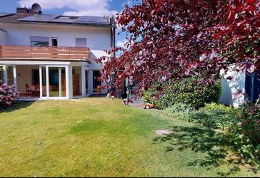 Charmante Doppelhaushälfte mit Südgarten, Wintergarten, PV-Anlage und moderner Heiztechnik