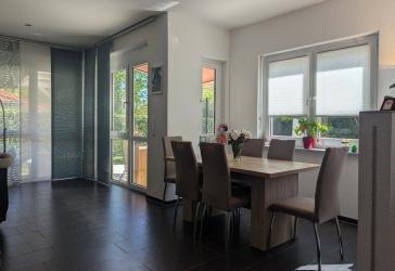Modernes KfW-70-Einfamilienhaus mit Pool, Wärmepumpe und 556 m² großem Garten in Partenheim