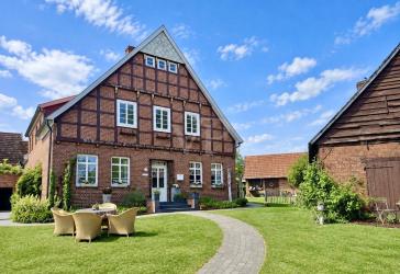 Großzügiges Wohnanwesen mit Charakter, Einliegerwohnung, Entwicklungspotenzial und Gartenensemble