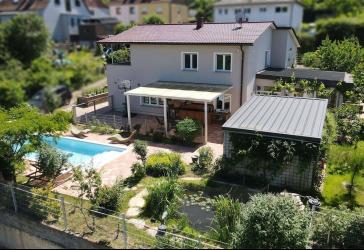 Freistehendes1-Familienhaus mit Pool und Extras
