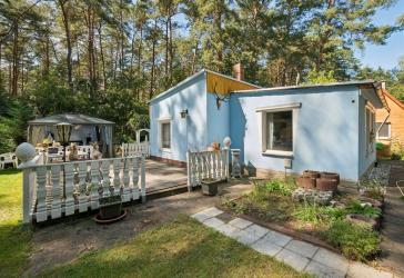 Teilsaniertes Kleinhaus mit großem Wohnanhänger auf idyllischem Grundstück