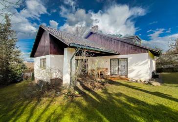 Rarität! Ein- bzw. Zweifamilienhaus in ruhiger Lage mit großem Garten und viel Potential!