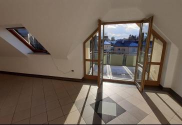 Gepflegte 3-Zimmer-Dachgeschosswohnung mit Balkon & Ausbaupotenzial - 67 m² in Aichach