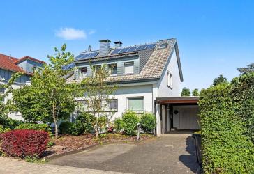 Einziehen und gleichzeitig Mieteinnahmen sichern - freistehendes Dreifamilienhaus in Mülheim
