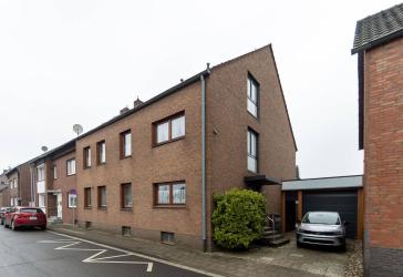 Großes Grundstück in Rheinnähe mit einem Dreifamilienhaus und einer Gewerbehalle