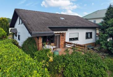Viel Platz für Ihre Wohnträume: Freistehendes Einfamilienhaus mit Gartenpotenzial in Rheinhausen
