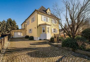Großzügiges Wohnhaus mit Einliegerwohnung und Garten