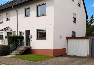 Hermann Immobilien: Zentral gelegenes Reihenendhaus mit Garten, Terrasse und Ausbaupotenzial