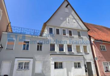 Mehrfamilienhaus im Herzen von Feuchtwangen - attraktive Kapitalanlage mit Entwicklungspotenzial