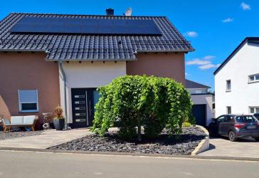 Stilvolles Einfamilienhaus mit Photovoltaikanlage und Doppelgarage in Bitburg!
