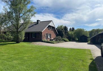 Großzügiges Landhaus mit Pferdehaltung, Reitplatz und traumhaften Parkgarten in Alleinlage