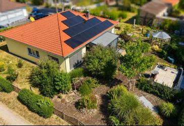 Exklusiver KfW-40-Bungalow mit außergewöhnlicher Architektur, Wärmepumpe, PV-Anlage und Wintergarten