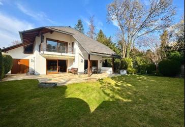 Einziehen und Wohlfühlen: Charmante Walmdachvilla im Landhausstil mit Kamin, Sauna & idyllischem Garten!
