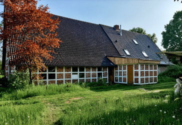 Besonderes Landhaus mit Geschichte, Charakter und Potential auf 14765 m2 Eigenland am Ortsrand von Oppeln, Wingst