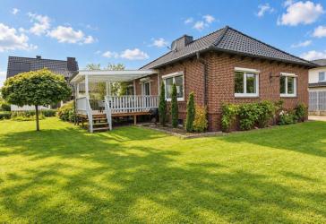 Charmanter Bungalow mit überdachter Terrasse, Vollkeller, Gartenanlage & Garage in sehr gutem Zustand