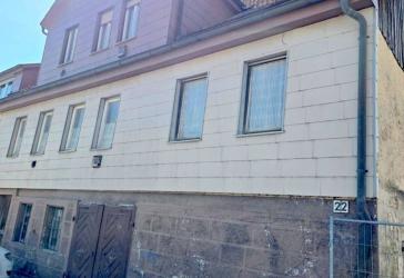 Zwei- bis Dreifamilienhaus auf attraktivem Grundstück für Handwerker und Investoren