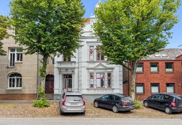 Exklusiver Erstbezug nach Kernsanierung: Stilvolle Denkmal-Altbauwohnung im Herzen von Burg