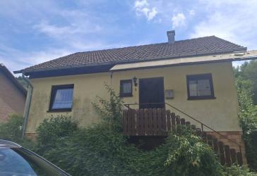 Kompaktes 1-Familienhaus mit weitläufigem Grundstück in ruhiger Naturlage!
