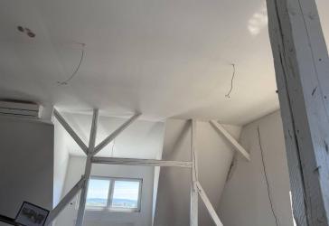 Teilrestaurierte Dachgeschosswohnung wegen Herzinfarkt zu verkaufen