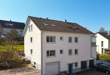 Stadtnahe 4-Zimmer-Wohnung mit großem Garten und Garage