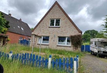 Zwangsversteigerung: großes Grundstück mit Einfamilienhaus und Nebengebäuden