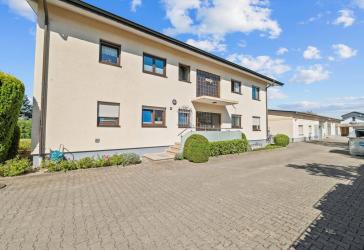 Zweifamilienhaus mit Gewerbeeinheit in Denzlingen; 2 Hallen und Büro, großer Hof