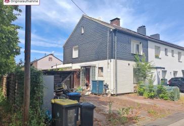 Zwangsversteigerung: Reihenendhaus mit Anbau, Terrasse und Carport in Duisburg-Walsum