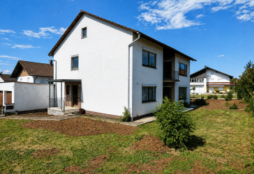 Freistehendes Zweifamilienhaus: 891 m² Grund, schöne, ruhige Lage